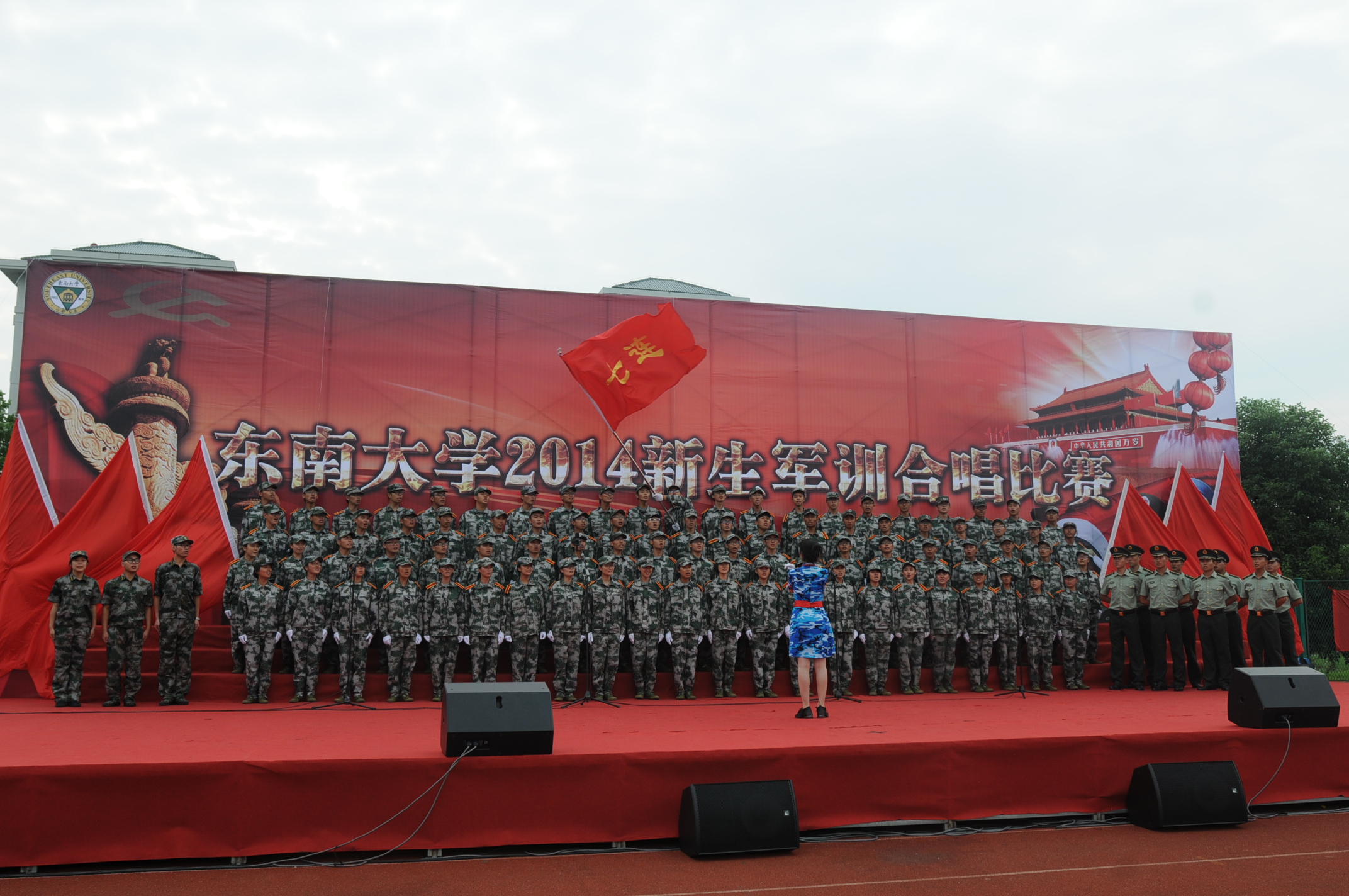 新浦京官网2014级新生在全校军训大合唱比赛中夺得第一